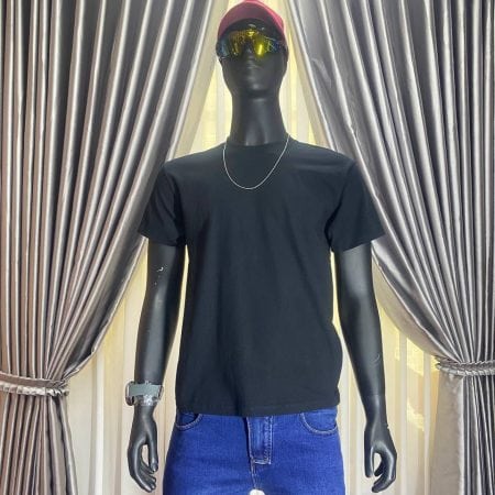 Black t-shirt with sunglasses and cap, casual outdoor style.