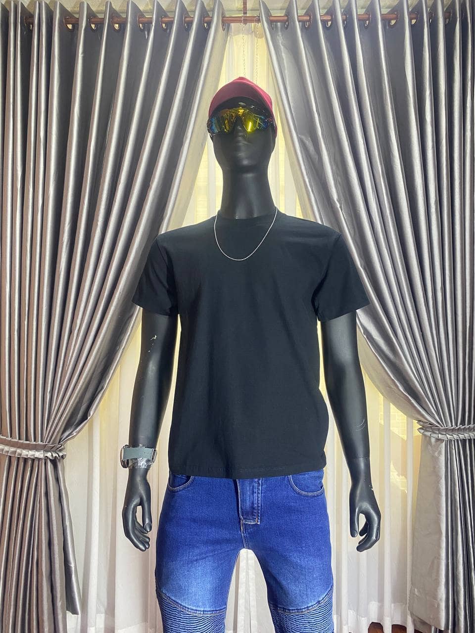 Black t-shirt with sunglasses and cap, casual outdoor style.